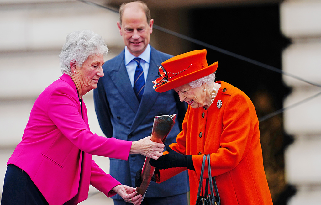  - Her Majesty the Queen launches the 16th official Queen’s Baton Relay for the Birmingham 2022 Commonwealth Games - cChic Magazine Suisse