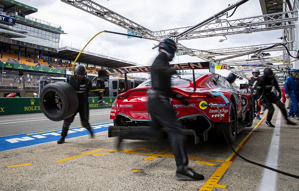 CLAIMS VICTORY AT 24 HOURS OF LE MANS - ASTON MARTIN VANTAGE  - cChic Magazine Suisse