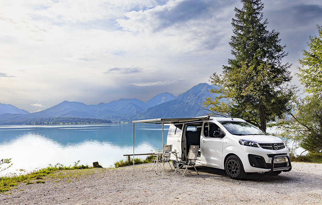 Opel Vivaro Parfait pour les vacances en version van aménagé « Alpincamper »