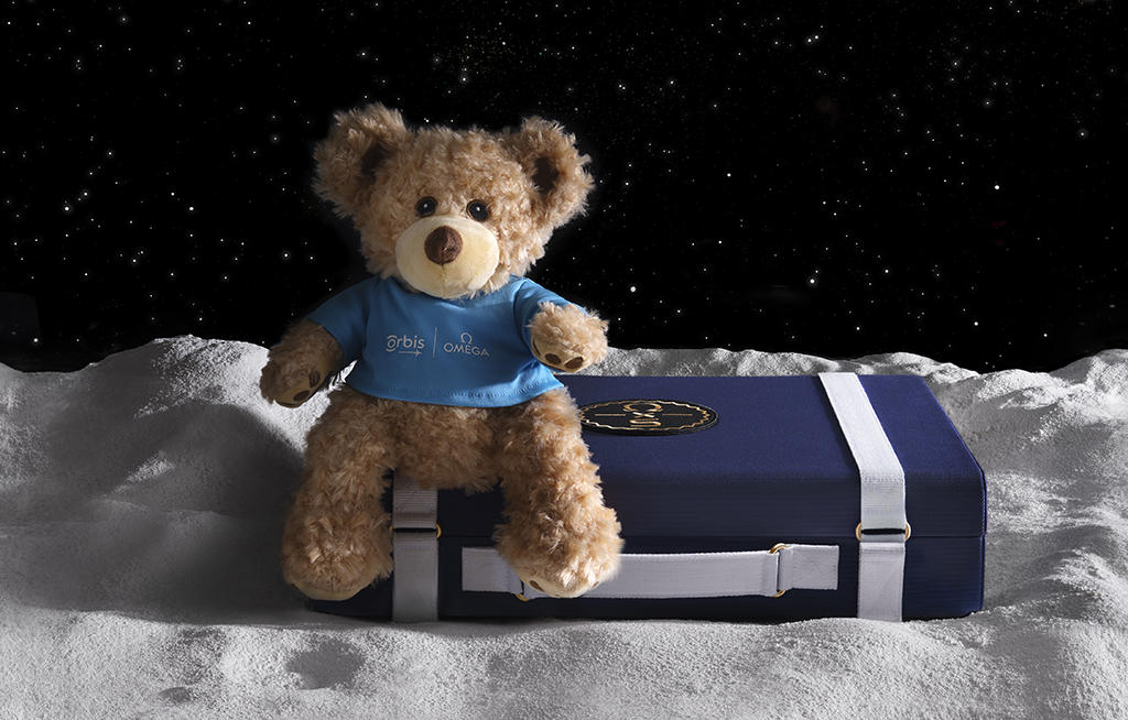 11 valises MoonSwatch Moonshine Gold - seront vendues aux enchères chez Sotheby's par OMEGA pour Orbis